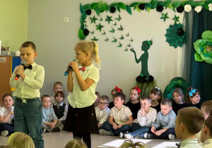 Dwoje dzieci z "Pszczółek" podczas składania dedykacji przed prezentacją układu tanecznego.