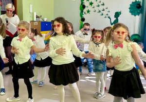 Dziewczynki z grupy "Pszczółek" prezentują swoją część choreografii do utworu "MIX LADIES&GENTLEMAN".