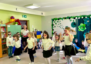Dziewczynki z grupy "Pszczółek" prezentują swoją część choreografii do utworu "MIX LADIES&GENTLEMAN".