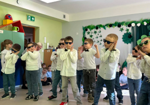 Chłopcy z grupy "Pszczółek" prezentują swoją część choreografii do utworu "MIX LADIES&GENTLEMAN".