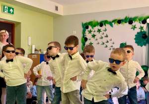 Chłopcy z grupy "Pszczółek" prezentują swoją część choreografii do utworu "MIX LADIES&GENTLEMAN".