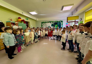 Dzieci z grup: "Żabek", "Motylków" i "Pszczółek" śpiewają piosenkę finałową - "Całe przedszkole z nami manifestuje!"