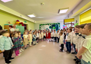 Dzieci z grup: "Żabek", "Motylków" i "Pszczółek" śpiewają piosenkę finałową - "Całe przedszkole z nami manifestuje!"