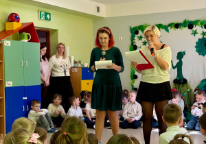 Panie prowadzące podczas przemowy końcowej.