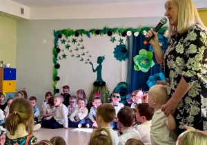 Pani Dyrektor Anna Kasprowicz składa życzenia wszystkim uczestnikom uroczystości.