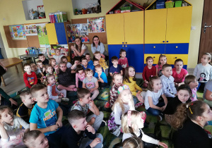 Dzieci z grup: "Skrzaty", "Kaczuszki", "Wiewiórki" oglądają prezentację