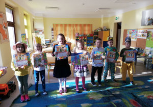 Dzieci z "Wiewiórek" z nagrodami za recytację wierszy