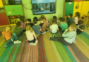 Oglądamy portrety znanych artystów na ekranie multimedialnym.