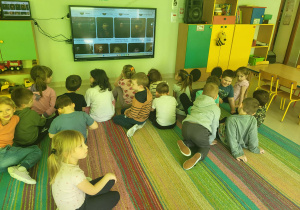 Oglądamy portrety znanych artystów na ekranie multimedialnym.