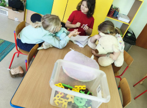 Piątkowa zabawa swobodna po zajęciach porannych.