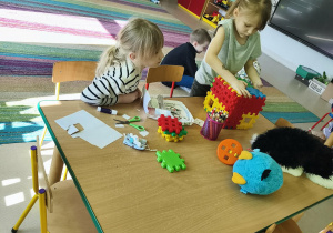 Dziewczynki podczas zabaw stolikowych.