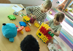 Dziewczynki podczas zabaw stolikowych.