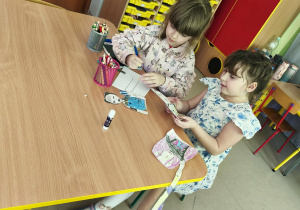 Dziewczynki podczas zabaw stolikowych.