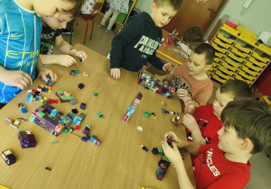 Grupa chłopców podczas zabawy magnetycznymi klockami.