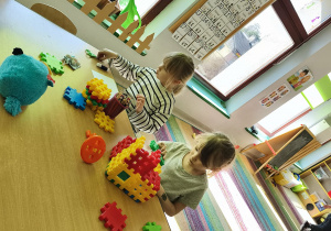 Dziewczynki podczas zabaw stolikowych.