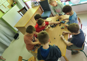 Grupa dzieci podczas zabawy magnetycznymi klockami.