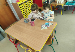 Dziewczynki podczas zabaw stolikowych.