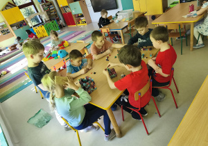 Grupa dzieci podczas zabawy magnetycznymi klockami.