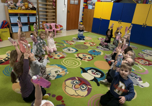 Dzieci prezentują swoje butelki z wybranymi przez siebie ozdobami.