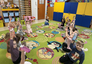 Dzieci prezentują swoje butelki z wybranymi przez siebie ozdobami.