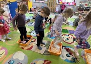 Dzieci po kolei pokonują ścieżkę sensoryczną.