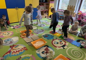 Dzieci po kolei pokonują ścieżkę sensoryczną.