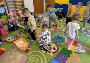 Dzieci po kolei pokonują ścieżkę sensoryczną.