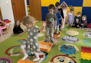 Dzieci po kolei pokonują ścieżkę sensoryczną.