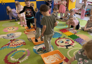 Dzieci po kolei pokonują ścieżkę sensoryczną.