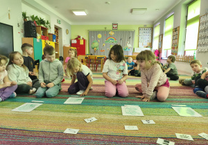 Wybrane dzieci dopasowują podpis do ilustracji.