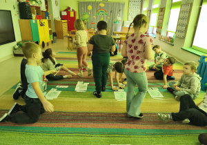 Starszaki dopasowują podpisy do obrazków produktów spożywczych.