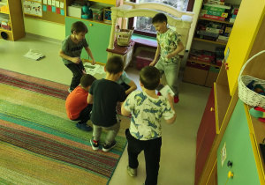 Dzieci, które mają obrazek owocu/warzywa wskazanego przez nauczycielkę ustawiają się przy właściwej ilustracji.