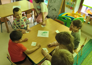 Dzieci, które mają obrazek owocu/warzywa wskazanego przez nauczycielkę ustawiają się przy właściwej ilustracji.