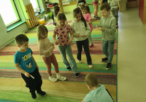 Dzieci, które mają podpis owocu/warzywa wskazanego przez nauczycielkę ustawiają się przy właściwym napisie.