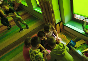 Dzieci, które mają podpis owocu/warzywa wskazanego przez nauczycielkę ustawiają się przy właściwym napisie.