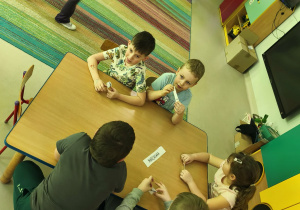 Dzieci, które mają podpis owocu/warzywa wskazanego przez nauczycielkę ustawiają się przy właściwym napisie.