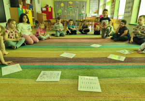 Dzieci siedząc w kręgu zastanawiają się, jak powstaje chleb.