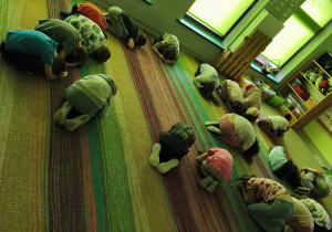 Dzieci podczas relaksacyjnej zabawy ruchowej.