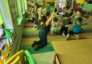 Dzieci podczas relaksacyjnej zabawy ruchowej.