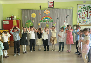 Występ grupy "Motylków" podczas wielkanocnego spotkania z Księdzem.