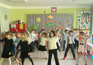 Występ grupy V podczas wielkanocnego spotkania z Księdzem.