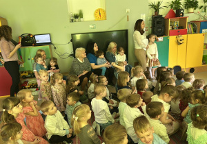 Przedszkolaki wraz z paniami w trakcie wielkanocnego spotkania z Księdzem.