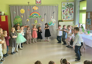 Występ grupy "Wiewiórek" podczas wielkanocnego spotkania z Księdzem.