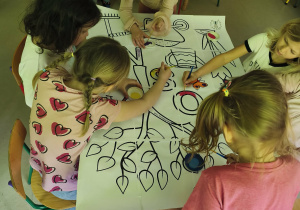 Starsze dziewczynki malują elementy wybranymi przez siebie farbami.