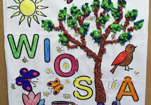 Wielkoformatowa, zespołowa praca plastyczna związana z obecną porą roku - wiosną, uzupełniona o urocze pszczółki na tablicy z pracami.