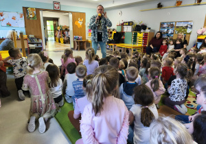 Pan Witek opowiada dzieciom o misiu, który przebudził się wiosną.