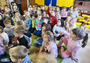 Dzieci starsze na audycji muzycznej.