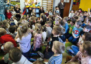 Dzieci młodsze na audycji muzycznej.