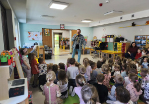 Pan Witek zaprasza dzieci do wspólnego zaśpiewania piosenk.