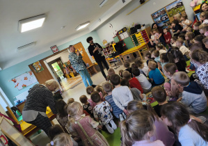 Panowie prowadzący przedstawiają dzieciom instrument dęty blaszany - trąbkę.